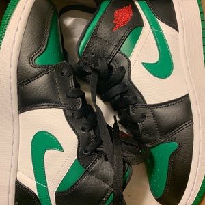 Air Jordan 1 Mid (GS) Black/Pine Green-White-GYM Red Size 4 Y